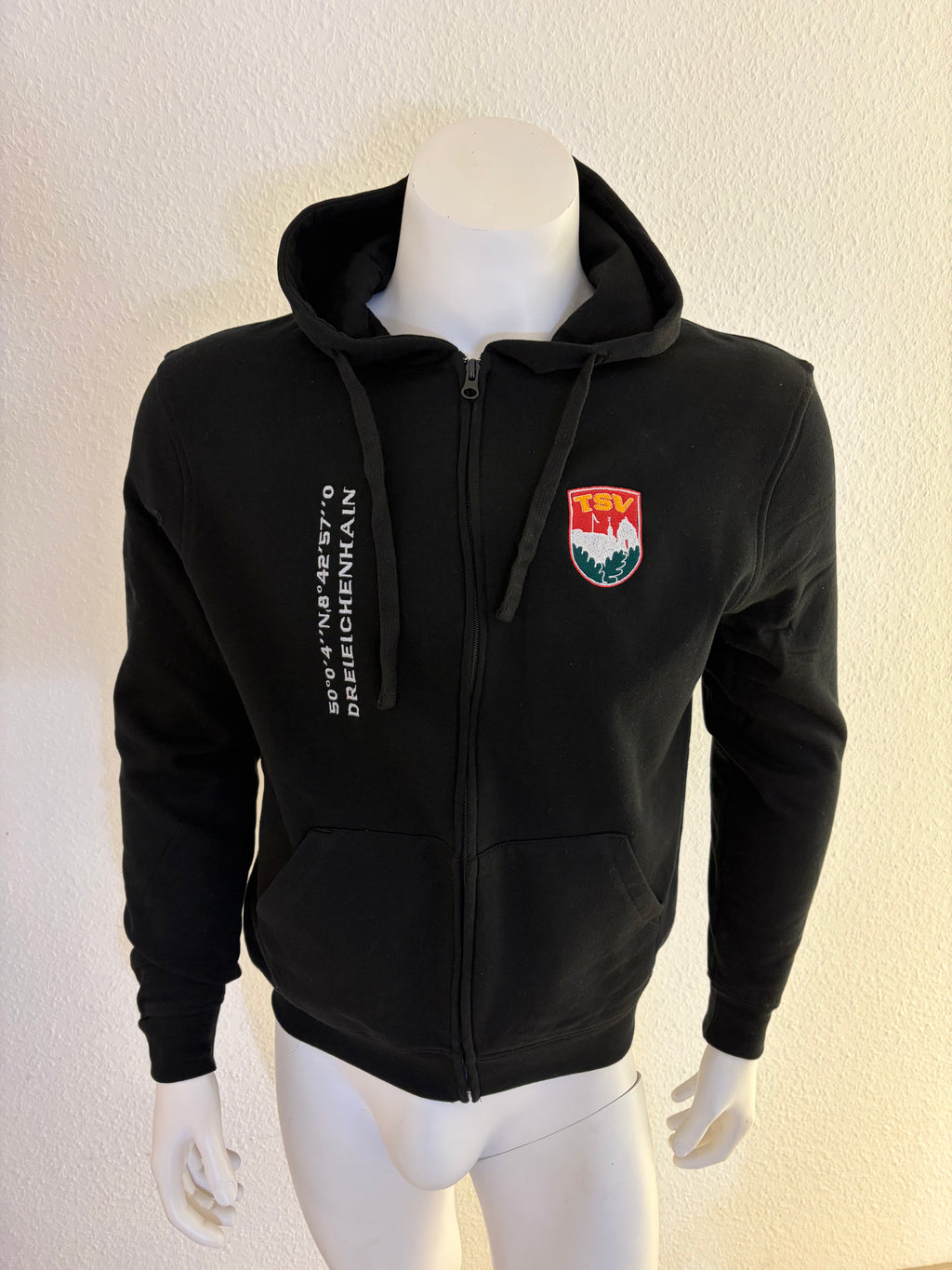 Kapuzenjacke Logo und Koordinaten gestickt