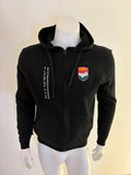 Kapuzenjacke Logo und Koordinaten gestickt