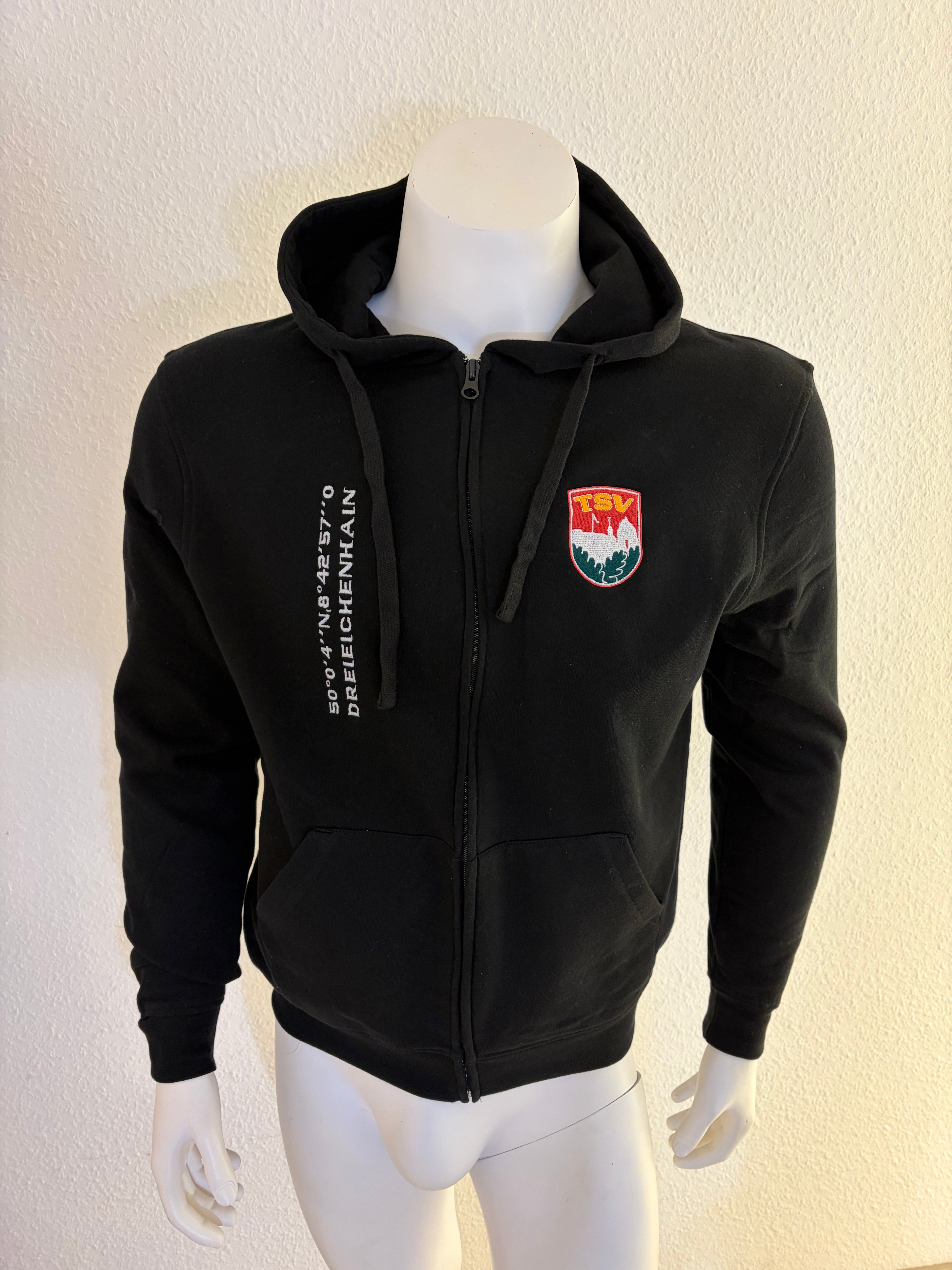 Kapuzenjacke Logo und Koordinaten gestickt