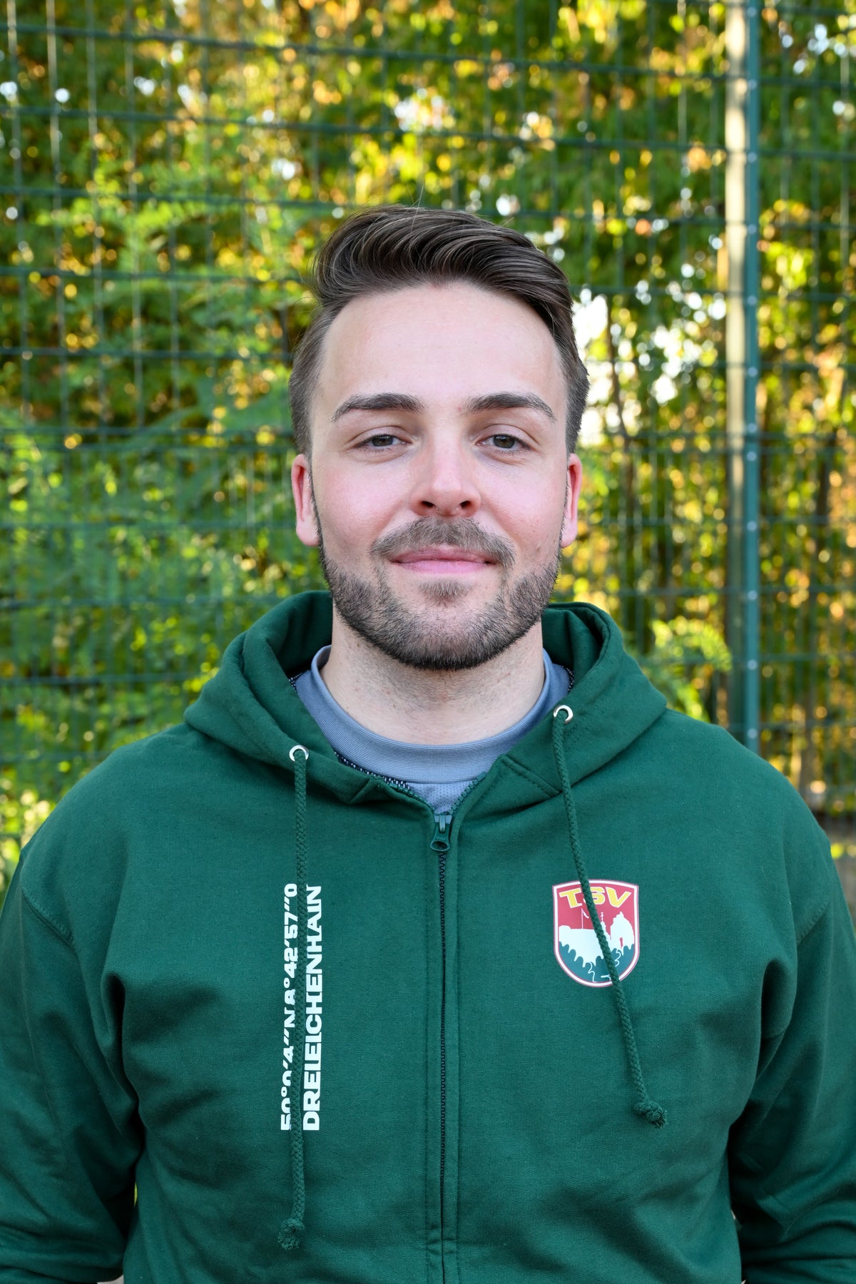 Kapuzenjacke Logo und Koordinaten